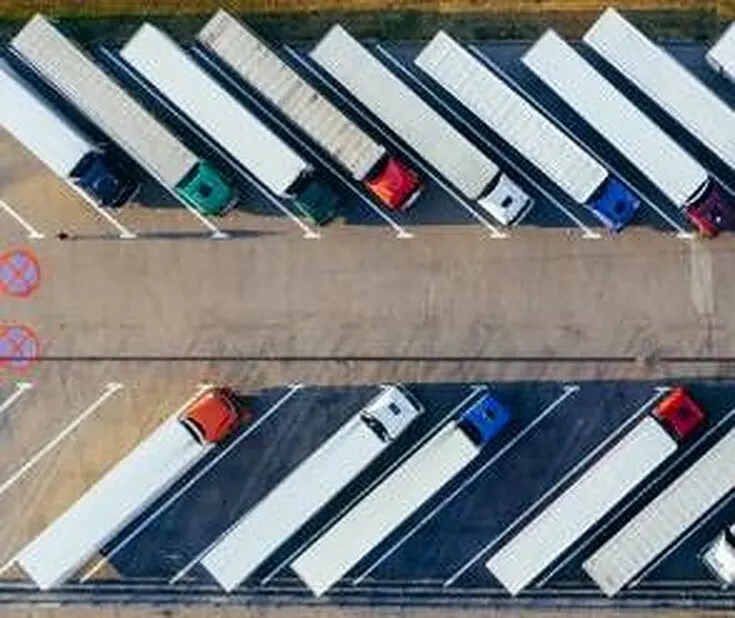 Camiones de transporte estacionados al atardecer